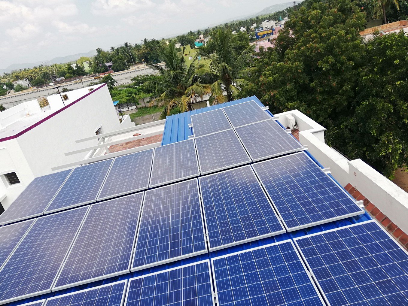 Large rooftop array — commercial