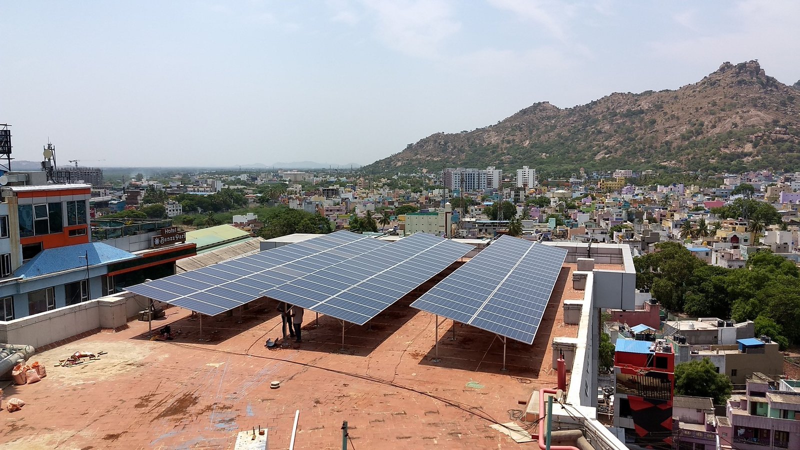 Factory rooftop — high-load grid-tied